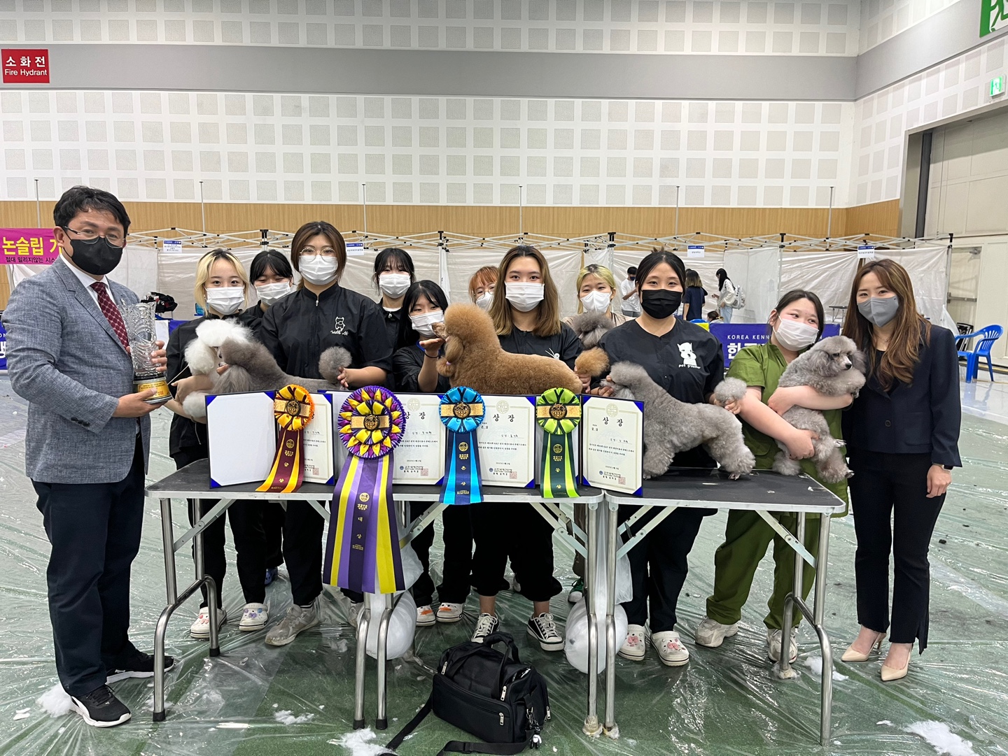 제99회 kkf전국 애견미용 에서 학생들과 교수님들 상장을 들고, 미용 된 애견과 함께 단체 사진 