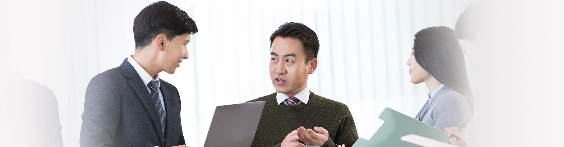 함께 모여 토론 중인 다수의 사람들.