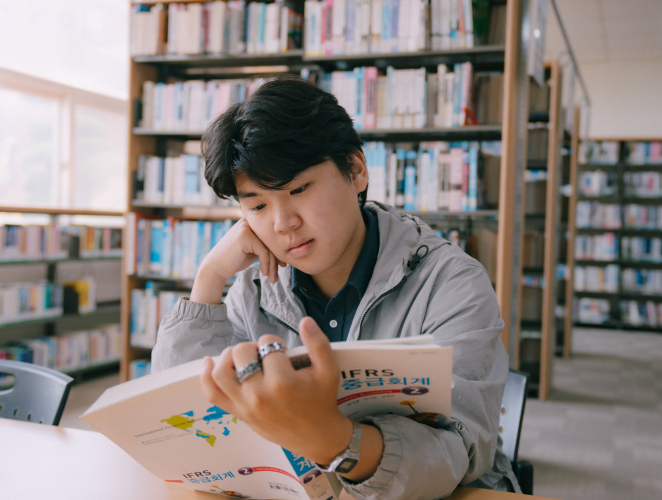 다양한 국적, 성별의 학생들이 편안한 분위기로 나란히 앉아 대화를 나누는 사진