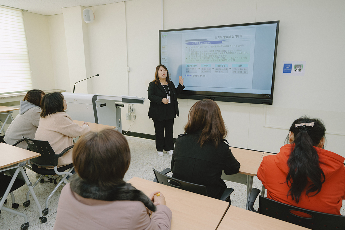 교수님이 강의하고 학생들이 집중해서 듣고있는 사진