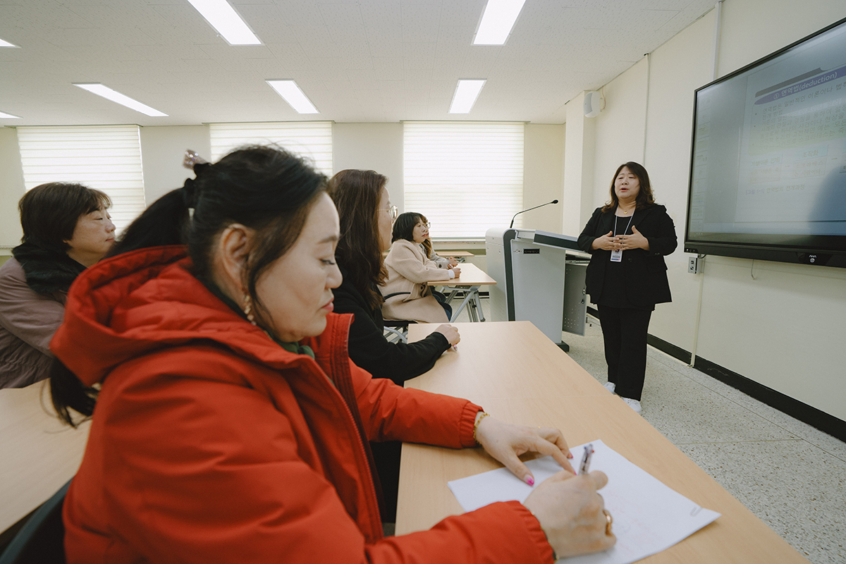 학생이 강의를 집중해서 듣고있는 사진