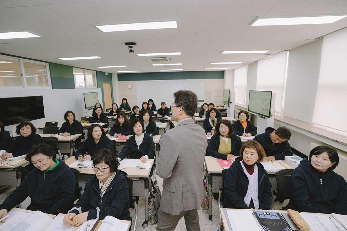 교수님의 강의를 하고 있고, 학생들은 수업에 집중하고 있다.