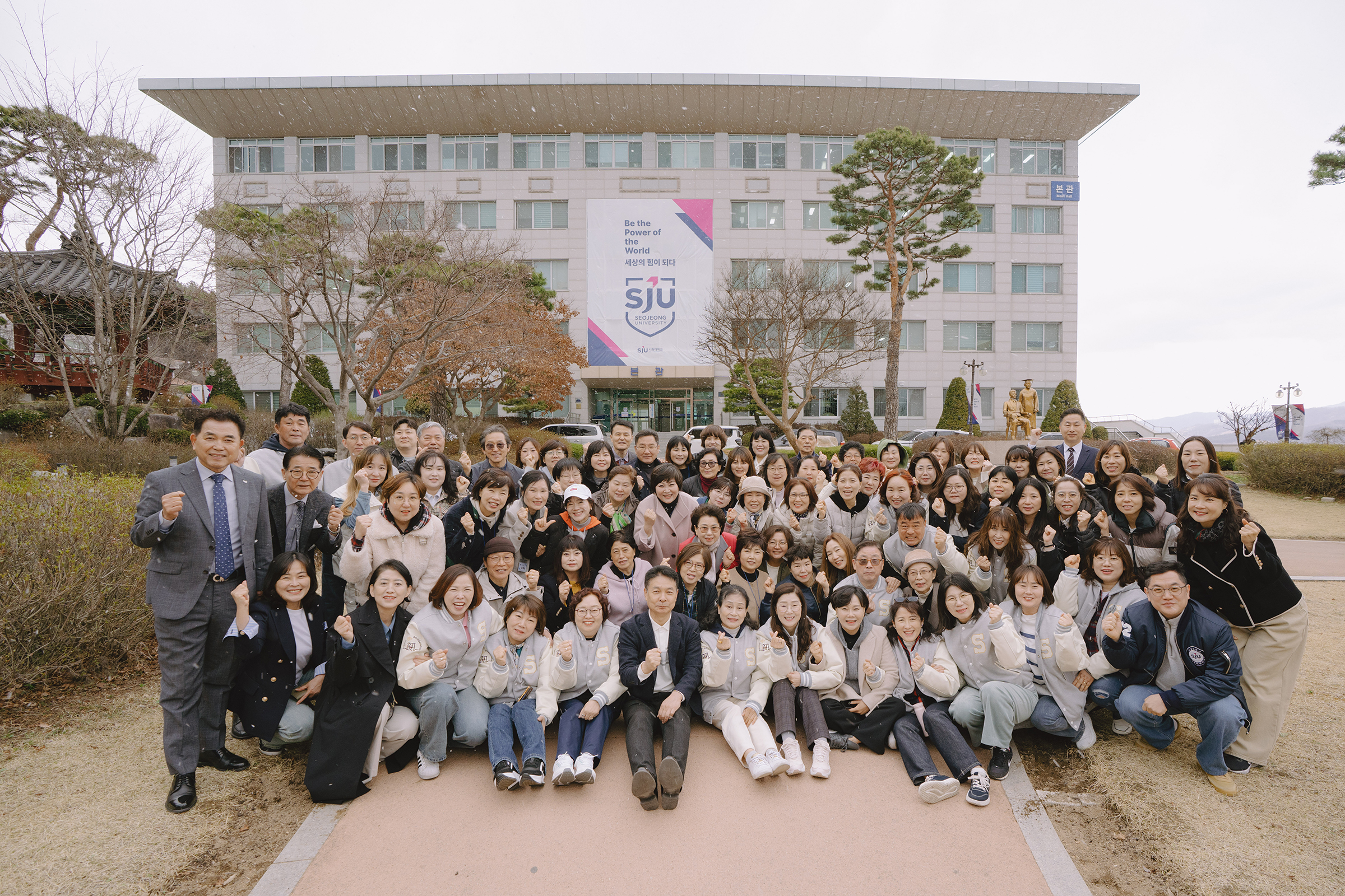 교수님과 학교 앞에서 단체 사진을 찍고있다.
