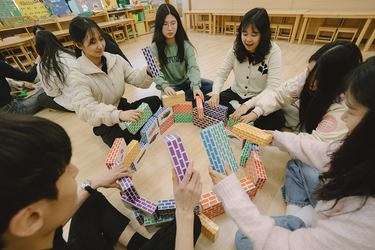 함께 모여 유아교습용 교구로 실습을 하고 있는 사진