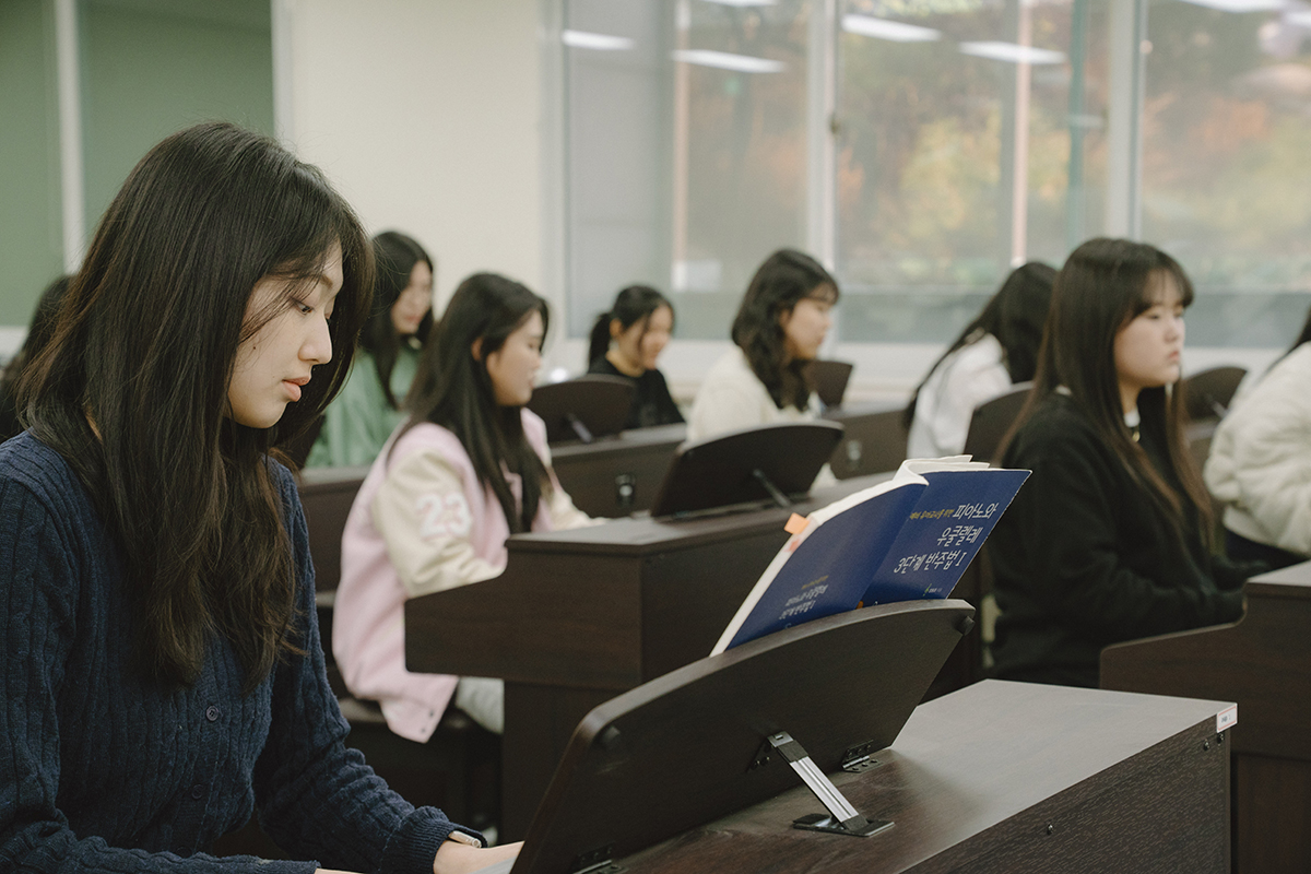 학생들이 열심히 강의를 듣고 있는 사진
