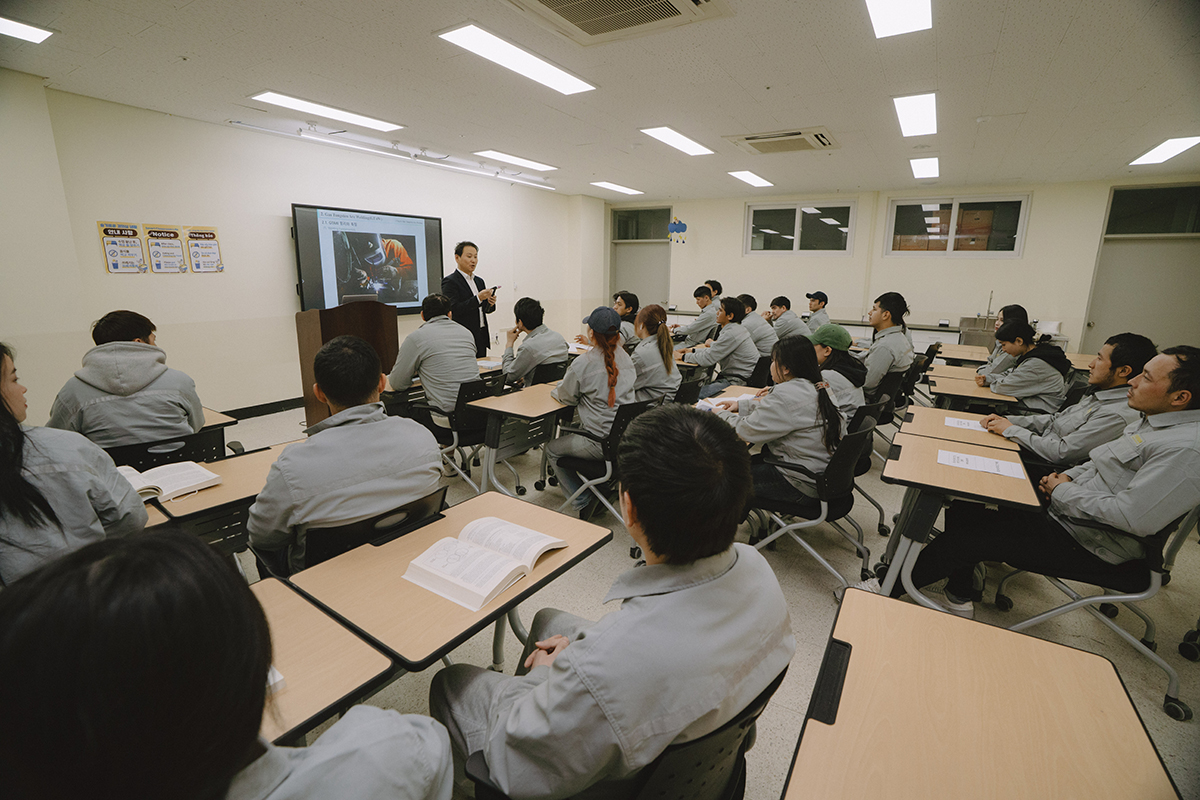 강의실에서 수업을 듣고 있는 학생들과 교수님 사진