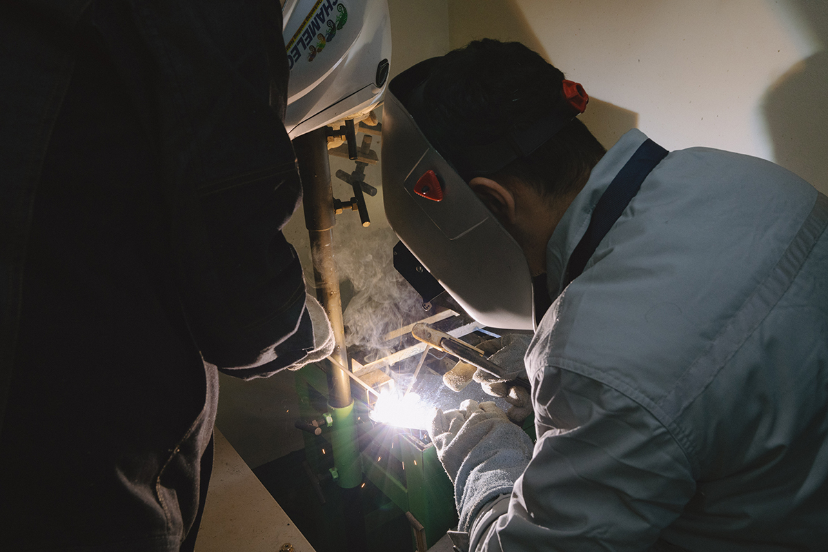 학생이 용접실습하는 사진