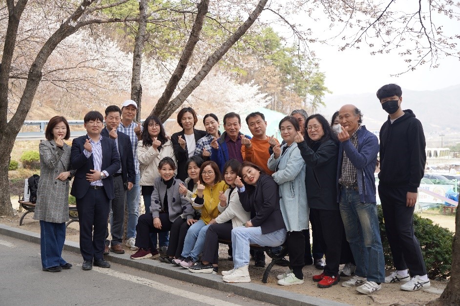 피부 미용 수업을 듣는 학생들의 사진