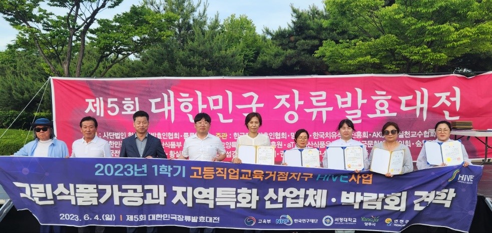 피부 미용 수업을 듣는 학생들의 사진