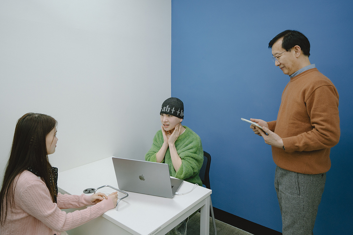 학생끼리 상담하고, 지켜보는 교수님