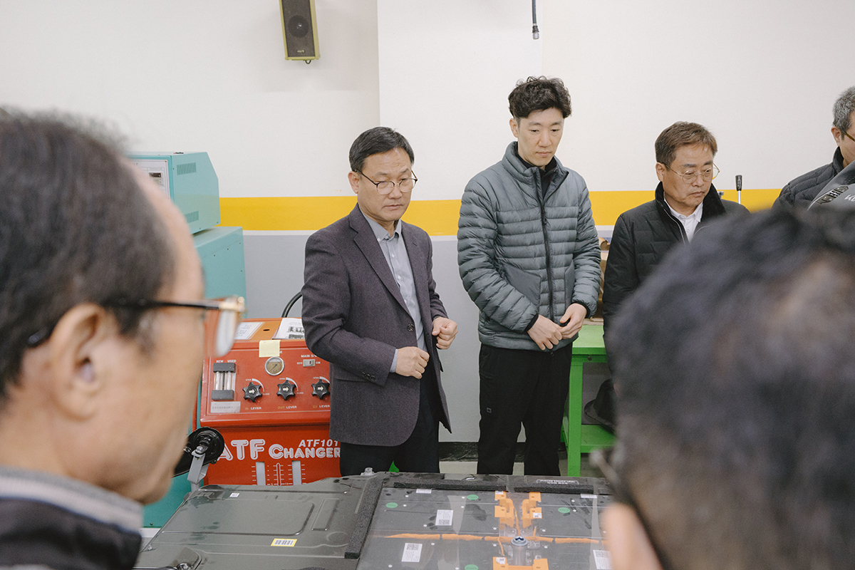 실습실에서 열심히 듣고 있는 사진