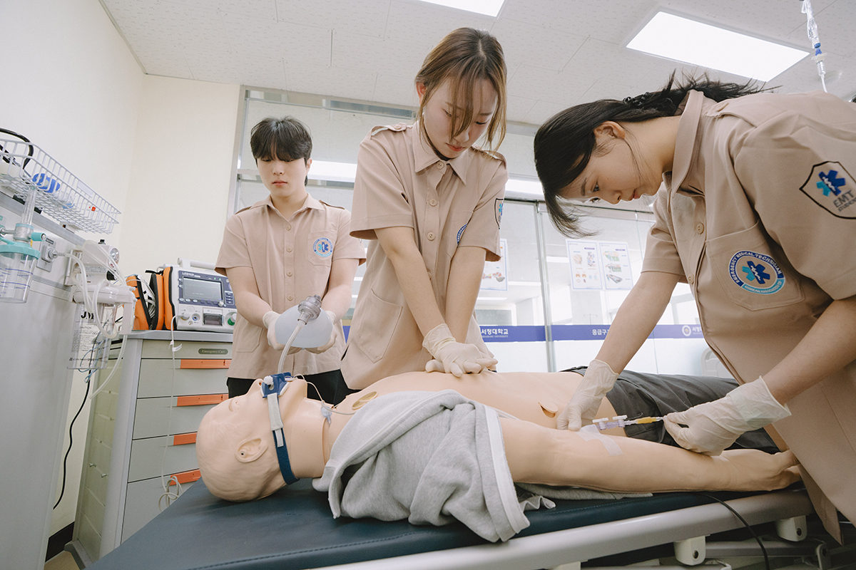 마네킹에 심폐소생술 산소주입, 응급주사등 응급구조 시뮬레이션을 하는 모습