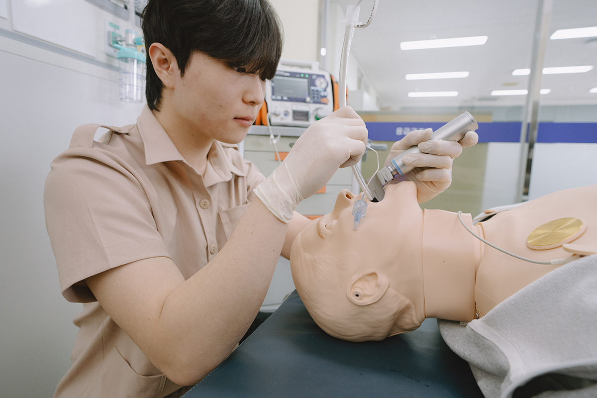 학생이 기도삽관 실습 하는 사진