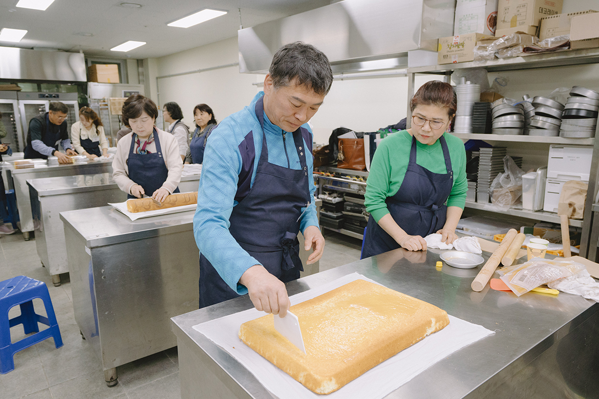 제과 실습을 하고 있는 학생들