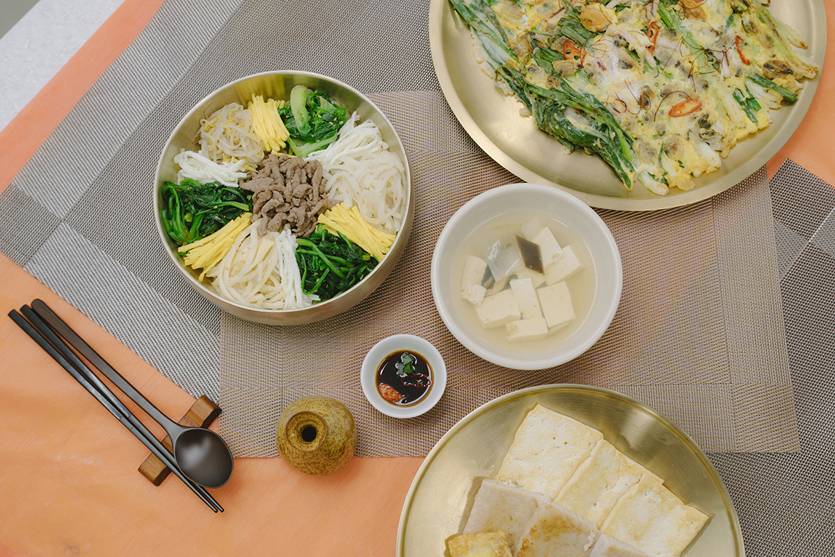 완성된 음식을 데코하고 찍은 사진