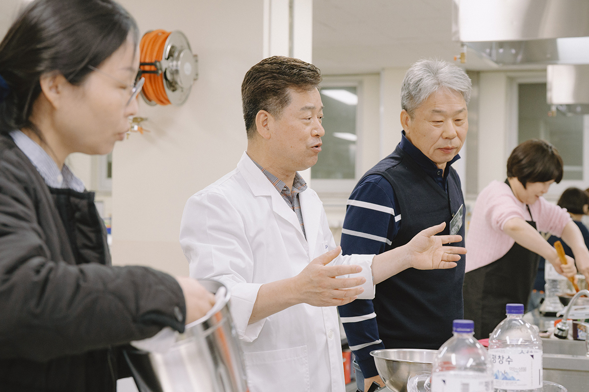 실습시 교수님의 설명을 듣고 있는 학생들