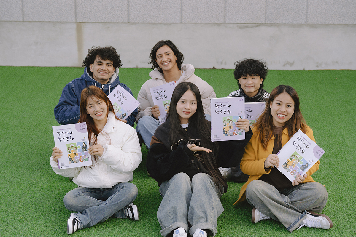 책을 들고 단체 사진을 찍는 학생들