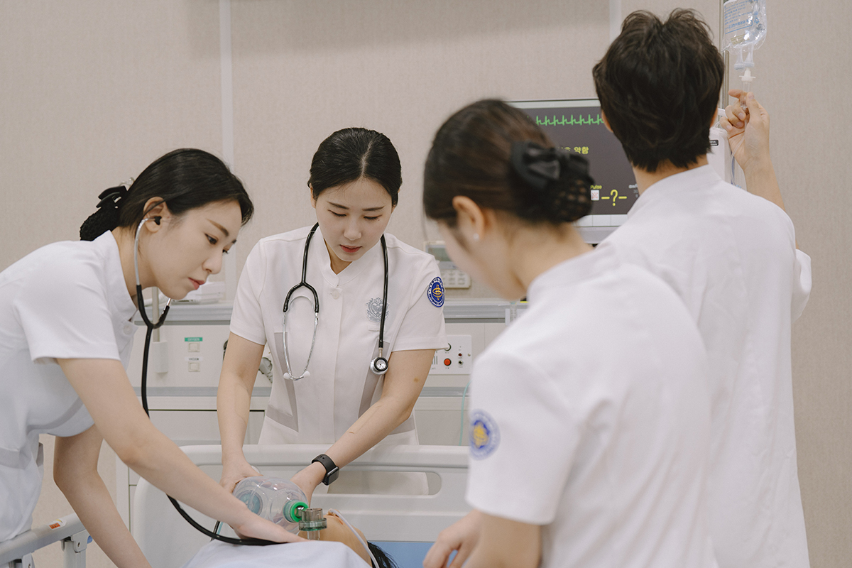 병실에서 돌아가며, 환자와 간호사로 실습하고 있다.