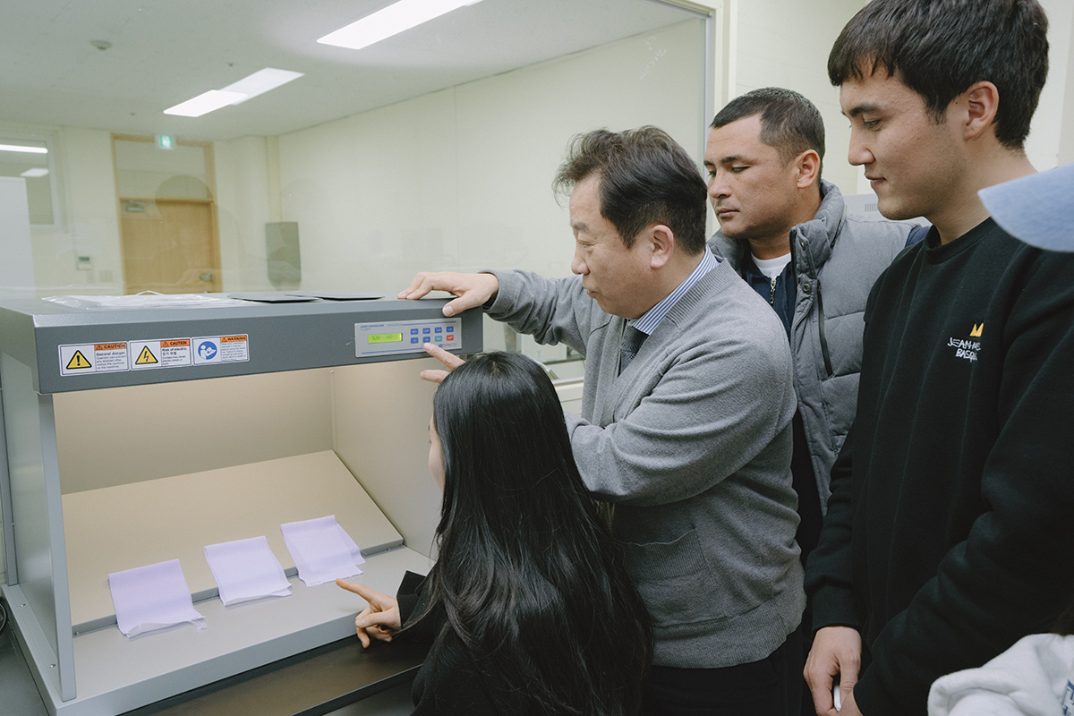 교수님과 외국인 가족이 상장을 들고있는 사진