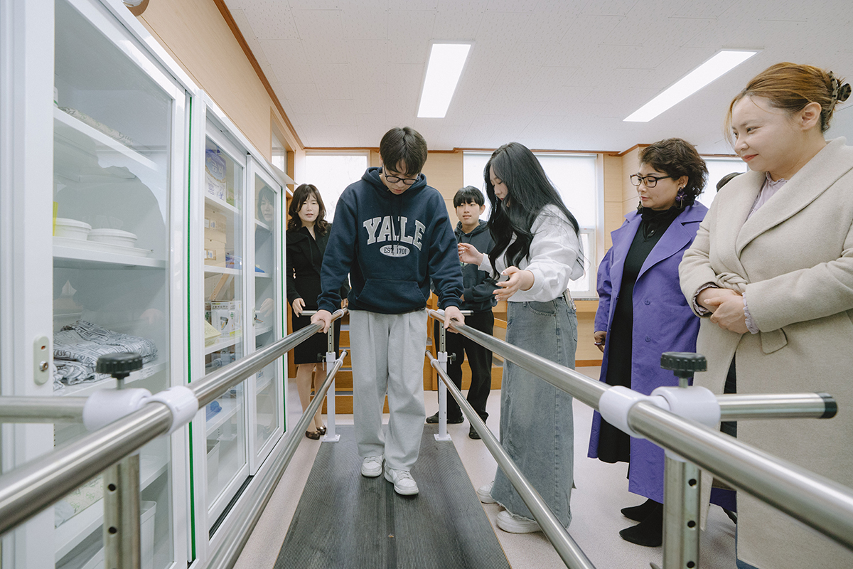 환자를 도와주는 실습을 하고 있다.